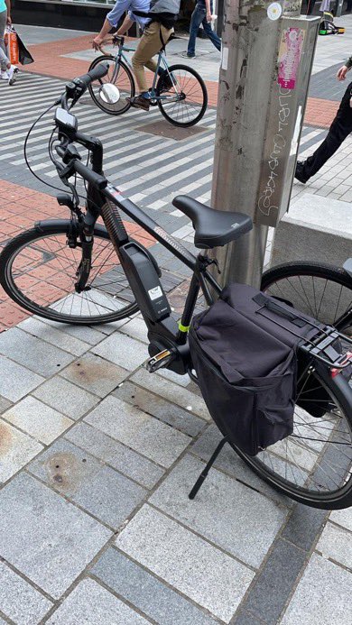 ⚠️ALERT STOLEN BICYCLE⚠️ bike which was stolen from outside Stephen’s Green shopping centre this evening. Is a black Kreidler ebike with panniers. Have a look at the picture and retweet to share thanks