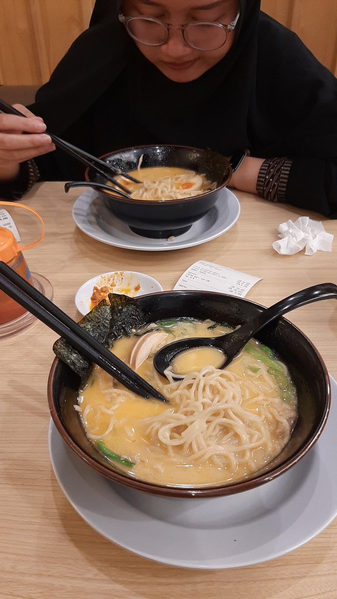 hambaaasahayaa's tweet photo. Abis mewek2 di #halfdeenseries ehh makan sheirock yaa udahan nya😂 ilang seketika sedihnya, happy alhamdulillah. @janeetahh https://t.co/0bc0Tbzmfu