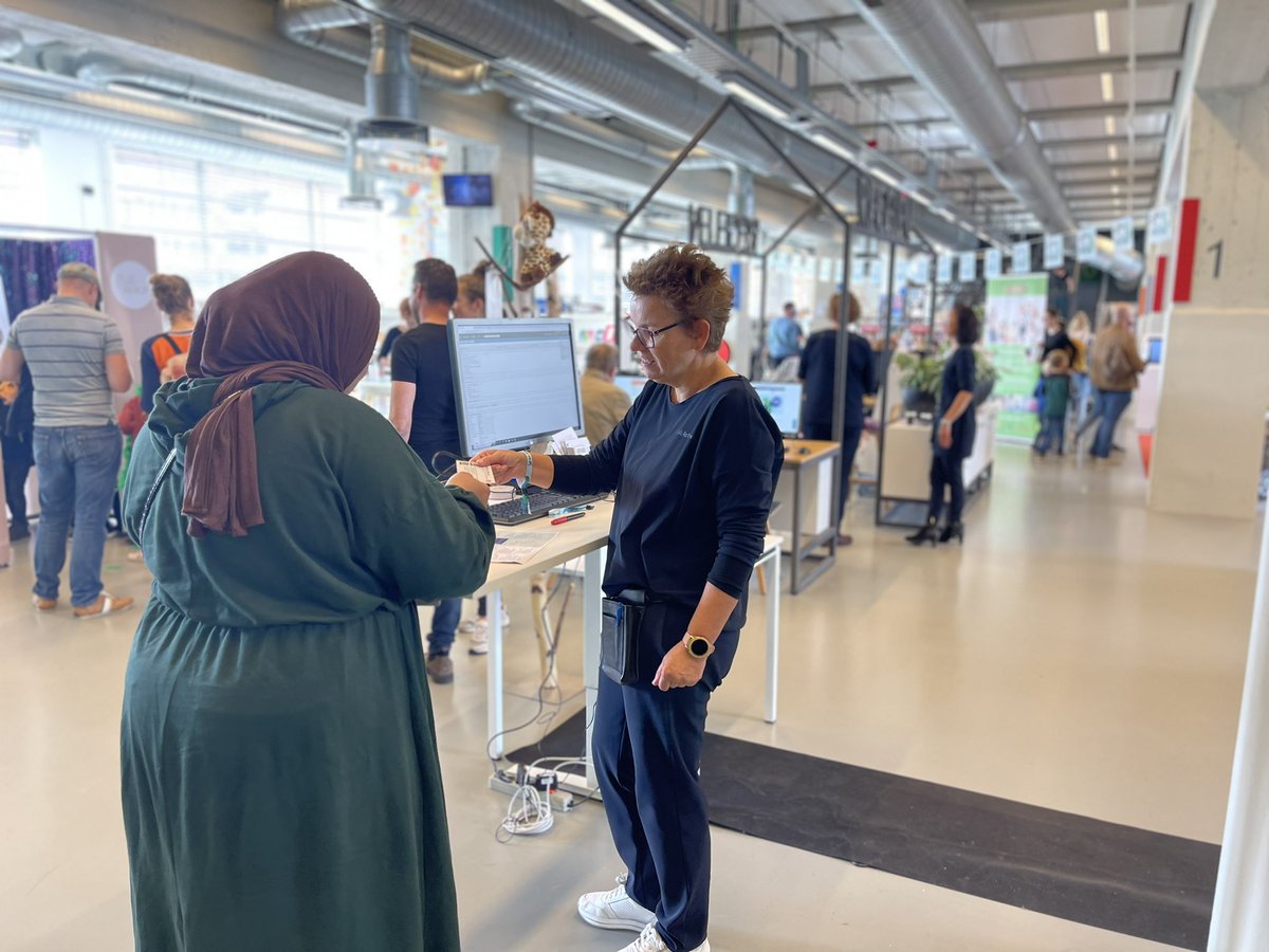 De Grote Feestdag van het #BiebFamieFestival is begonnen! Nog tot 17u kunnen kinderen meedoen aan te gekke gratis activiteiten. En ben je al lid van de bieb? Vergeet je biebpas niet, dan kun je met een stapel boeken naar huis. Nog geen lid? Kinderen tot 18 jaar zijn gratis lid!