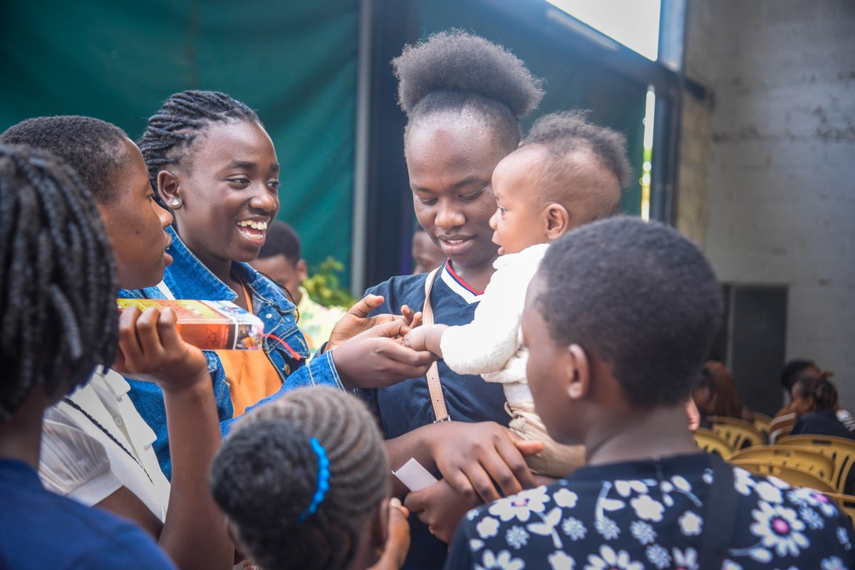 CLCKampala's tweet photo. SUNDAY SITES  😍

If there's anything that makes us family, it's the beautiful people that God has brought to us. And through our ECs, healthy and impactful relationships have been established.

The evidence of the above is what happens after service 😊👇
#SundaySites
#CLCKampala https://t.co/uc3qCcMjpr