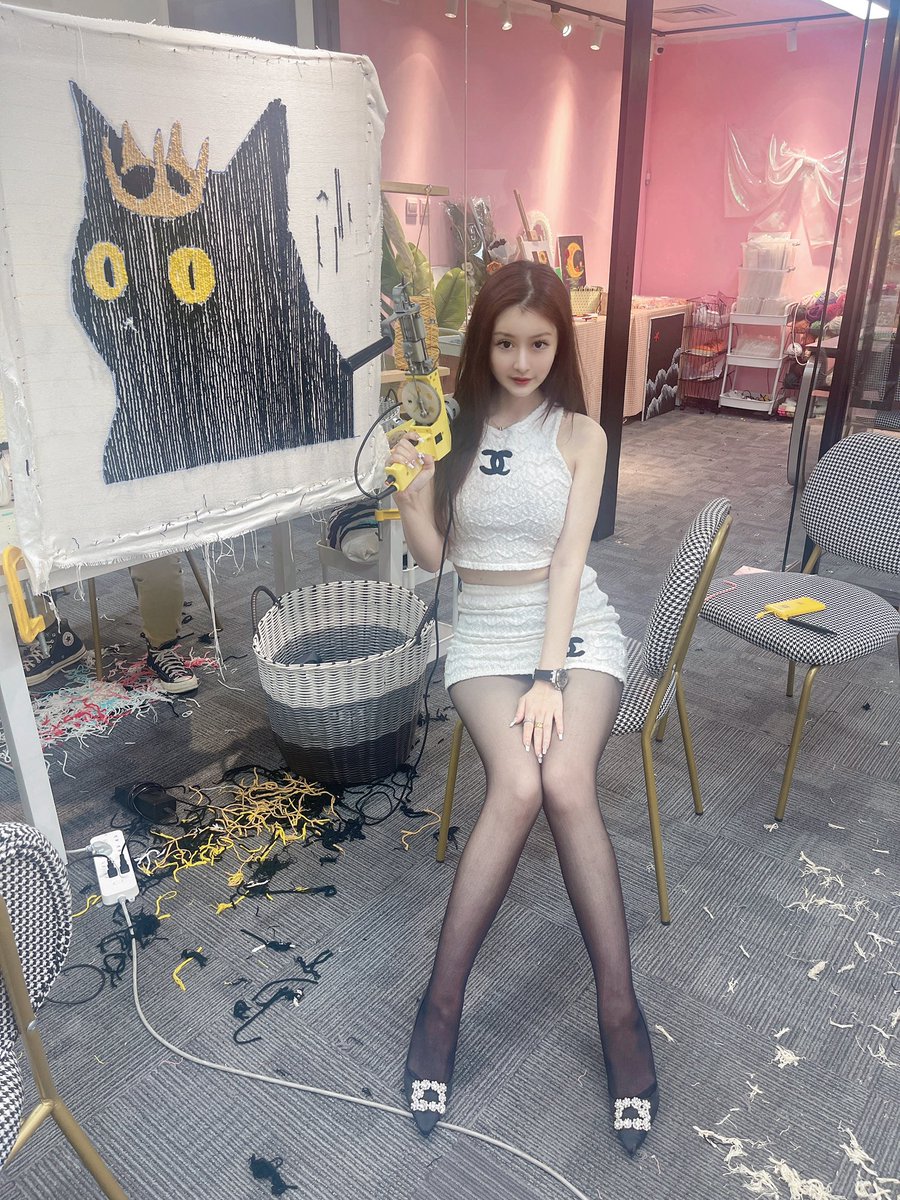 贝卡酱来回馈爱我的家人们了！🥰💕
为了庆祝粉丝破千和Mimic Big Day 🎉贝卡花了一下午的时间亲手打了黑猫的Tufting送给幸运粉丝!🫶🏿大家快来被抽🫣

🎁🔔抽奖条件：

1⃣Follow <a href="/xbaecca/">Becca贝卡酱🎀</a> &amp; <a href="/MimicShhans/">MIMIC SHHANS Official 🐈‍⬛</a> 
2⃣Like &amp; Retweet💖
48h 🔥

毛毯最终成品需要4-5天完成，获奖幸运儿顺丰包邮到你家，全球可发🌍