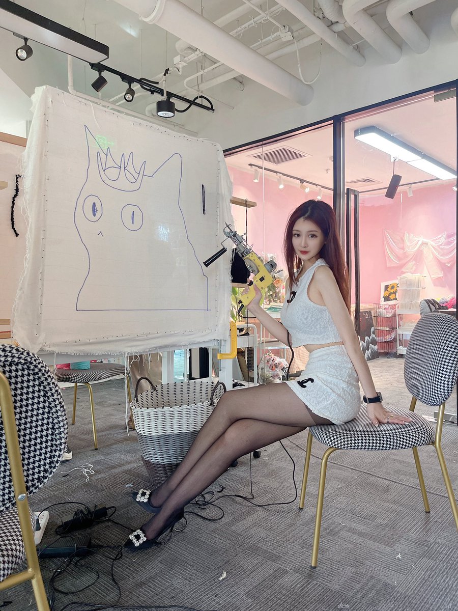 xbaecca's tweet photo. 贝卡酱来回馈爱我的家人们了！🥰💕
为了庆祝粉丝破千和Mimic Big Day 🎉贝卡花了一下午的时间亲手打了黑猫的Tufting送给幸运粉丝!🫶🏿大家快来被抽🫣

🎁🔔抽奖条件：

1⃣Follow @xbaecca &amp; @MimicShhans 
2⃣Like &amp; Retweet💖
48h 🔥

毛毯最终成品需要4-5天完成，获奖幸运儿顺丰包邮到你家，全球可发🌍 https://t.co/rkzaxDi6cc