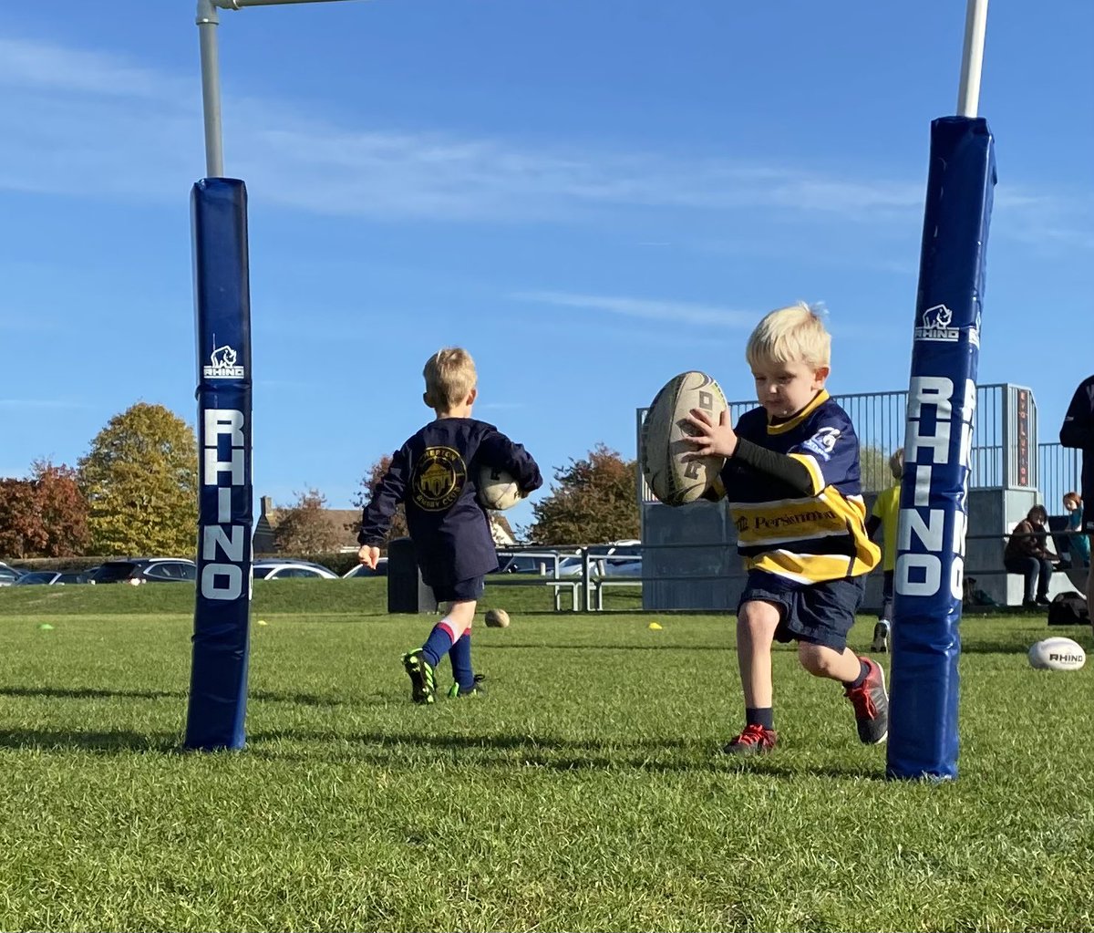 somertonrfc's tweet image. Another amazing morning of junior rugby for 170 children aged 4-12 as we hosted our good friends from North Petherton RFC.  Lots of fun and good competition in the sun.  Thank you to all the coaches from both clubs and our amazing volunteers who BBQ’d 200 hot dogs!  💛💙👏🏉🌭