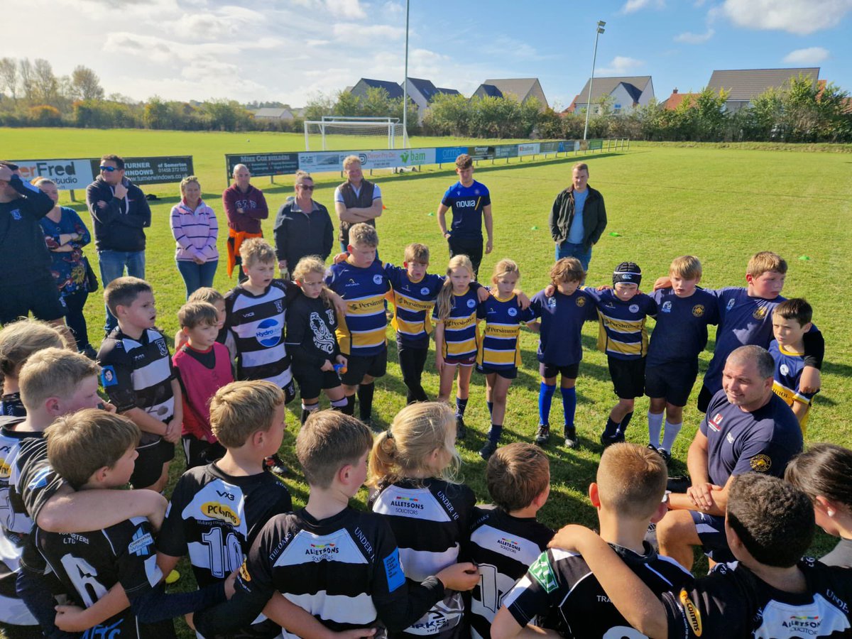 somertonrfc's tweet image. Another amazing morning of junior rugby for 170 children aged 4-12 as we hosted our good friends from North Petherton RFC.  Lots of fun and good competition in the sun.  Thank you to all the coaches from both clubs and our amazing volunteers who BBQ’d 200 hot dogs!  💛💙👏🏉🌭