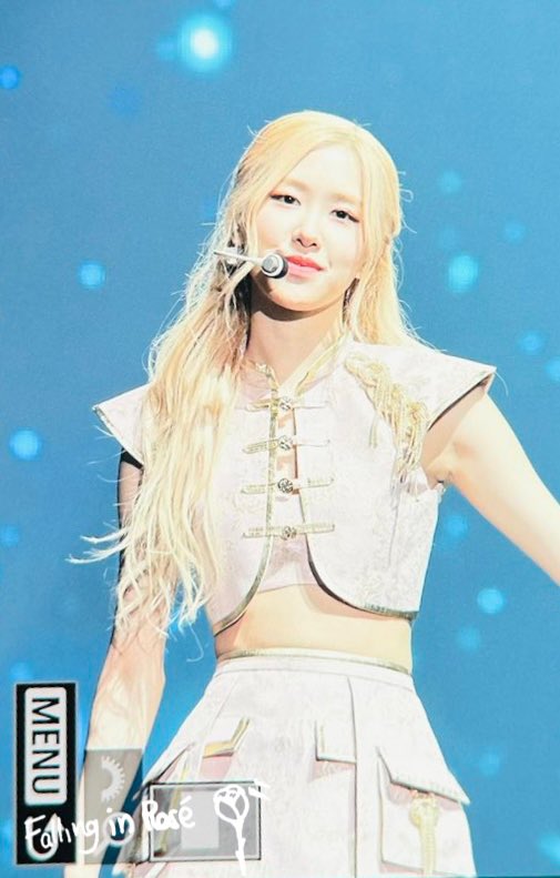 FALLING IN ROSÉ tweet media
