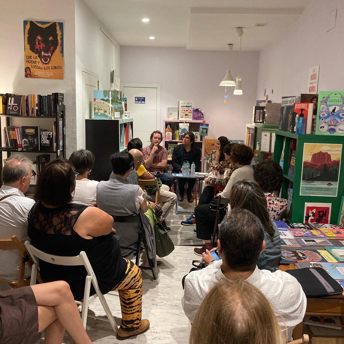 lp5editora's tweet photo. Inolvidable presentación de Provisorio. Antología (1997-2019) (LP5 Editora, 2020) de nuestro querido Luis Enrique Belmonte. Gracias a Enrique Winter y a María José Bruña por tan brillante presentación. Gracias a todxs lxs asistentes ✨  Gracias @nakama_lib https://t.co/mcC3WlXGT8
