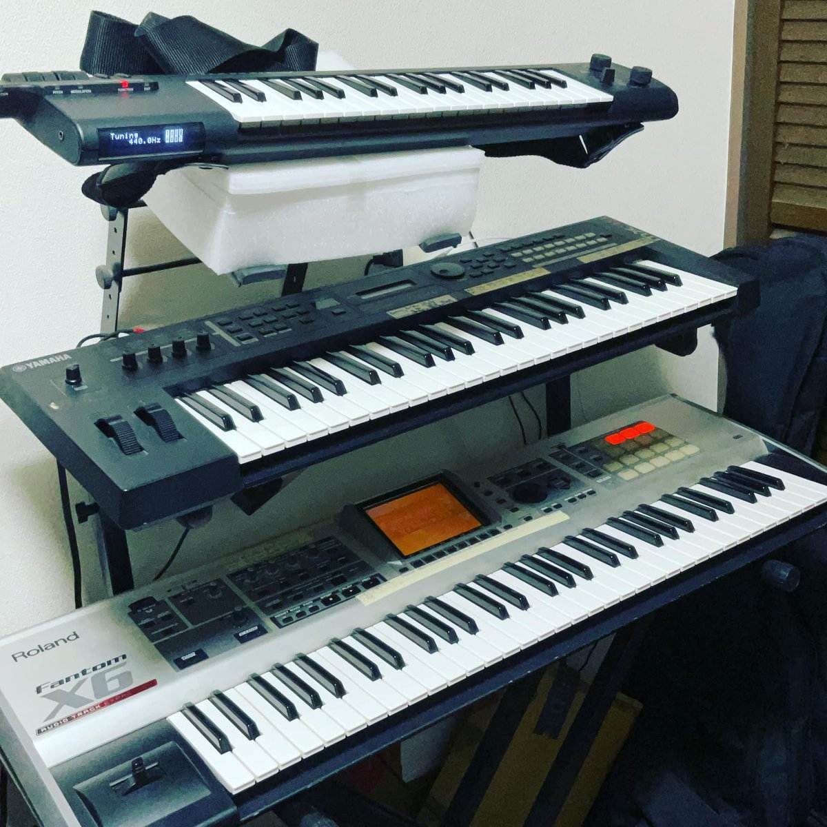 Gucchie1943104's tweet photo. keyboard Gucchie です。
最近のキーボード事情はこんな感じです。
フルに使うライブやってみたいけど、運ぶのが大変だなぁ〜
#キーボード
#シンセサイザー
#fantomx6
#mx49
#shs500
#ショルキーはライブやった感が半端ない
#初めて買ったfantomx6
#エレクトーンやってたからYAMAHA音源は僕には馴染む https://t.co/MrOUt5LKkK