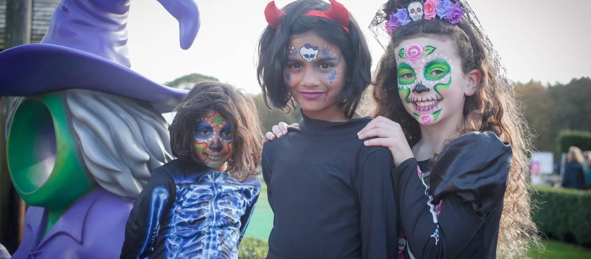 VisitLeeds's tweet photo. 🎃 Spooky adventures are to be had this Autumn at Stockeld Park! @stockeldpark 

😨 The Enchanted Forest comes to life with Day of the Dead celebrations, pick out a pumpkin in the fields, or face your fears in the escape house -  there's something for all ages!

#VisitLeeds https://t.co/3CzNgA1Nig