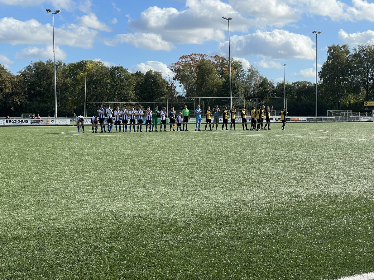In Hengelo, BWO - Vorden, heeft scheidsrechter Molenaar uit Ulft gefloten voor de aftrap.