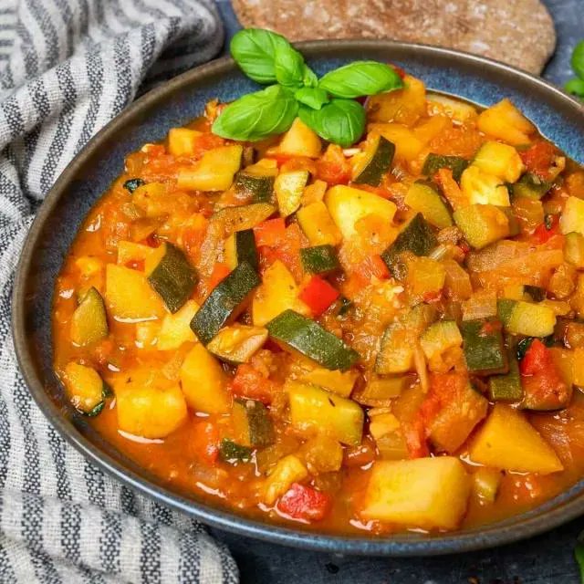 CHS_LI's tweet photo. Warm up the whole family this weekend and wake up your taste buds with this hearty and healthy recipe for Zucchini Stew, courtesy of St. Francis Hospital & Heart Center®: https://t.co/8B67wwjHBb #CatholicHealthLI #longlivelongisland #longislandny #healthrecipe #healthyeating https://t.co/5ZPj1DHZec