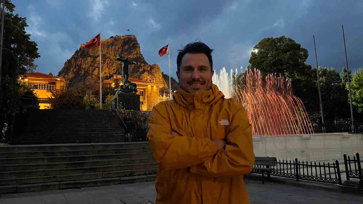 👉Gezi ve seyahat içerikleri ile Türkiye’de adından çok sık söz ettiren Seymen Bozaslan, üçüncü kitabını yazmak için dördüncü kez Türkiye turuna çıktı. Bozaslan’ın son durağı, UNESCO’nun Gastronomi ağındaki şehirlerinden olan Afyonkarahisar oldu.