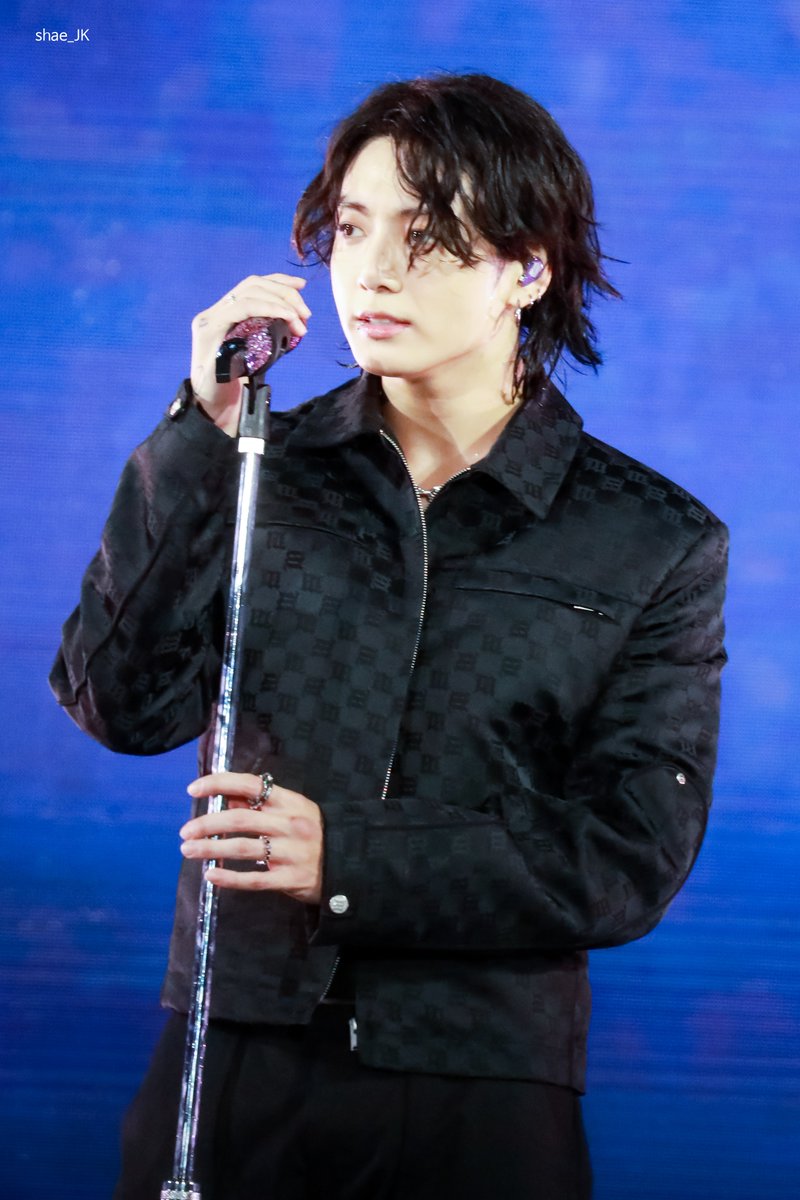 shae_JK's tweet photo. 221015 YTC #정국 #JUNGKOOK 
Zero O'Clock
스탠딩 마이크가 뭐라고 저것만 세우고 서면
겁나 막 왕자님 아니 군주님 
Oh My Lord🫴 https://t.co/q0SxTZ7oeP