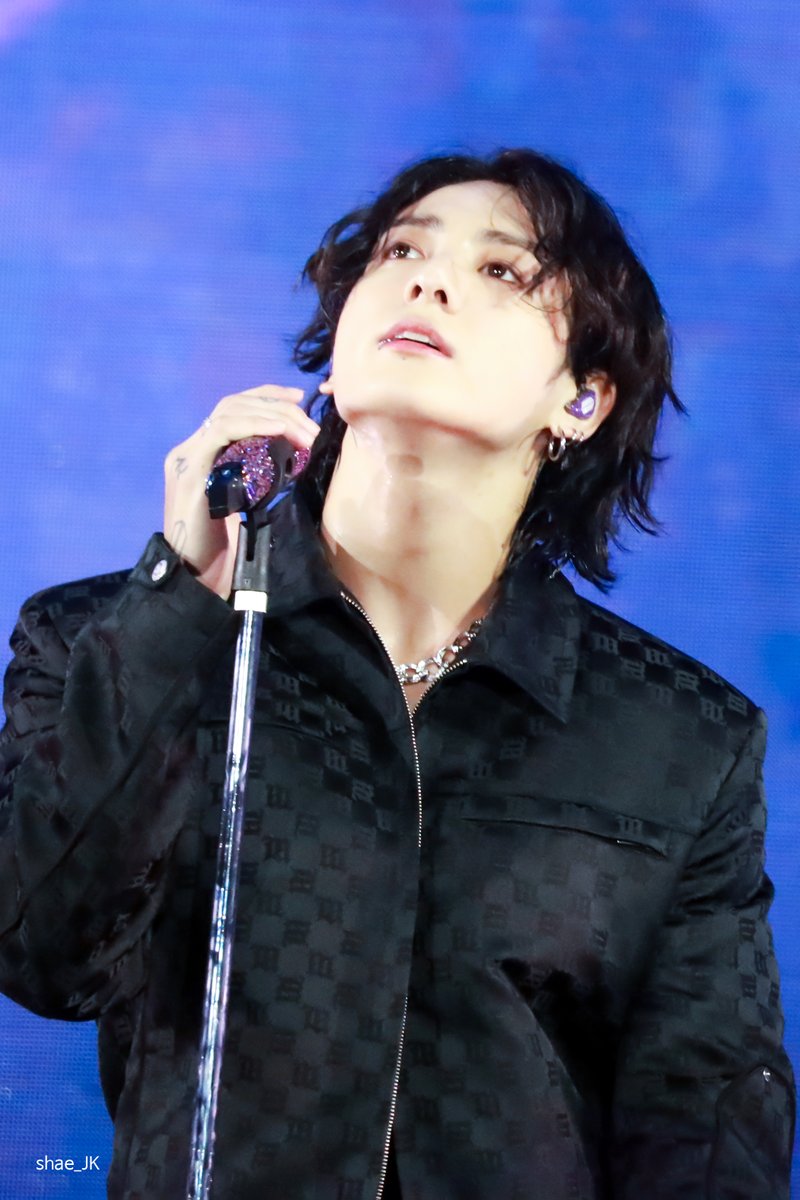 shae_JK's tweet photo. 221015 YTC #정국 #JUNGKOOK 
Zero O'Clock
스탠딩 마이크가 뭐라고 저것만 세우고 서면
겁나 막 왕자님 아니 군주님 
Oh My Lord🫴 https://t.co/q0SxTZ7oeP