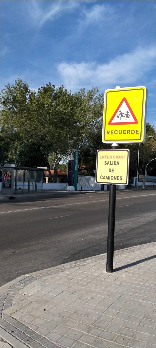 NoalaPALM40's tweet photo. Nueva plataforma logística de 70.000 m2 en Villaverde terminada. Su acceso enfrente a un colegio. L@s alumn@s y los vecin@s convivirán con la contaminación, el tráfico y el ruido que generará. Pero no preocuparse pq @ConchaChapa_ @MarianoFuentesS  @MADRID ya lo han solucionado https://t.co/1O7TN92oCd