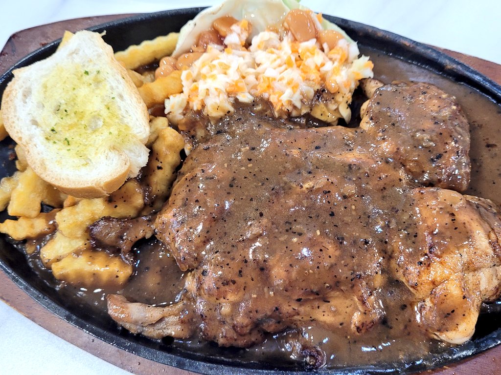 Gyrowoof's tweet photo. Been sometime since I had a nice sizzling black pepper hot plate for an affordable $7. #Foodhunters #foodphoto https://t.co/cQCIzBDdW7