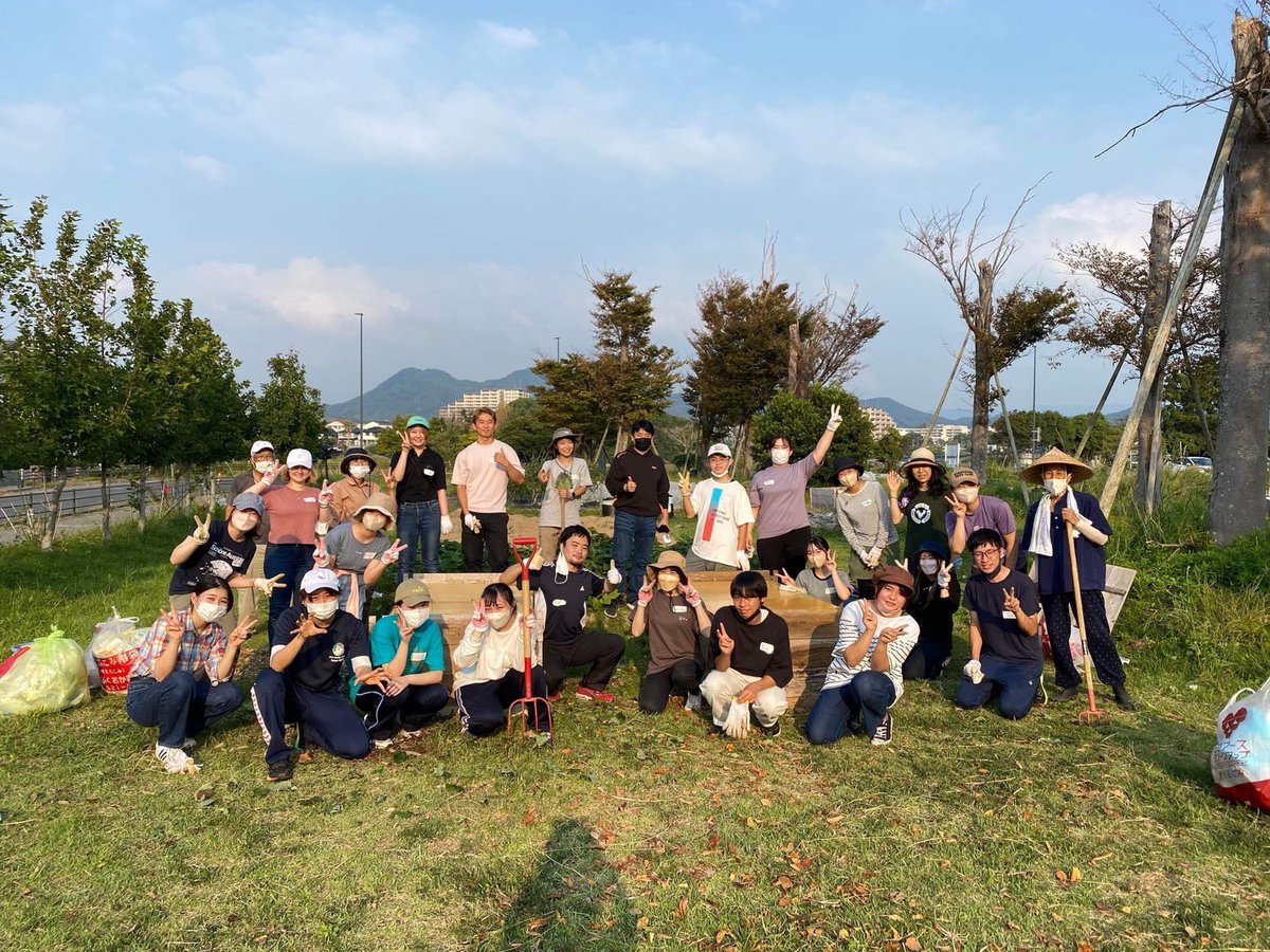 lap_fukuoka's tweet photo. 遅くなりましたがが、10/2に自然の摂理単元が終了しました。
持続可能な社会のために何が出来るか、という問いについて、生ゴミを自然に還すと言う形で貢献できるのがコンポストであるということを学び、実際にコンポスト作りも体験させていただきました。 https://t.co/CXE2KyGGSL