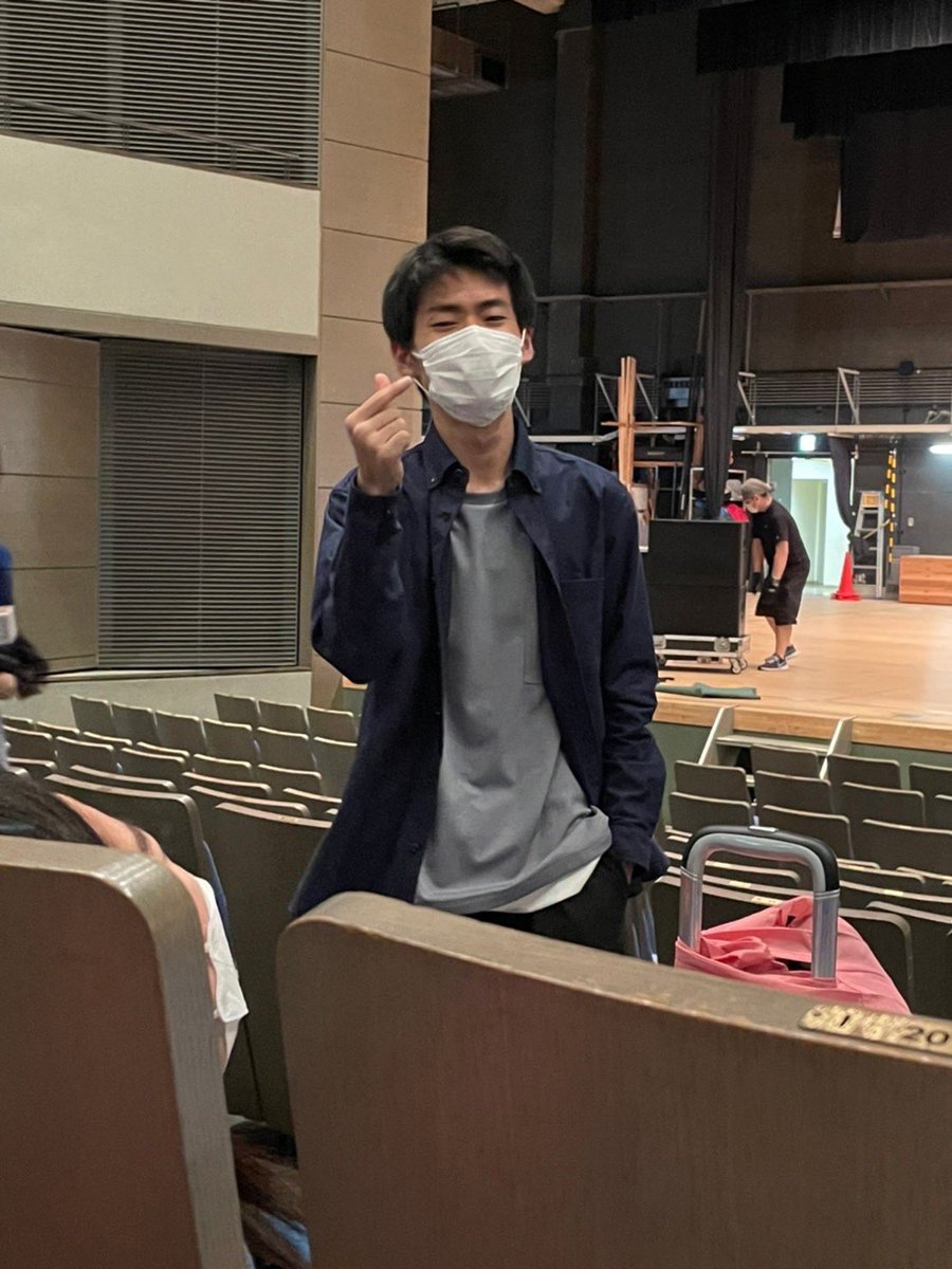 Blue_elfin_'s tweet photo. バンドメンバー紹介5日目🪴

名前⇨ひろたん
パート⇨ベース

幹部も務めるキャパ∞の彼は、ラルブルのパパ👨🏻でありベースのスペシャリスト！！なんと組んでいるバンド数は2桁？！！ひろたん、たにえん、ピロティ…愛の数だけ異名を持つんだとか😌頼れるパパの幼少期は、可愛すぎてキュン死注意です⚠️ https://t.co/nmEQCcq2FW