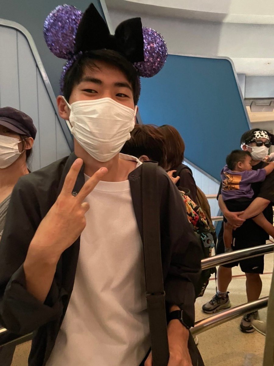 Blue_elfin_'s tweet photo. バンドメンバー紹介5日目🪴

名前⇨ひろたん
パート⇨ベース

幹部も務めるキャパ∞の彼は、ラルブルのパパ👨🏻でありベースのスペシャリスト！！なんと組んでいるバンド数は2桁？！！ひろたん、たにえん、ピロティ…愛の数だけ異名を持つんだとか😌頼れるパパの幼少期は、可愛すぎてキュン死注意です⚠️ https://t.co/nmEQCcq2FW