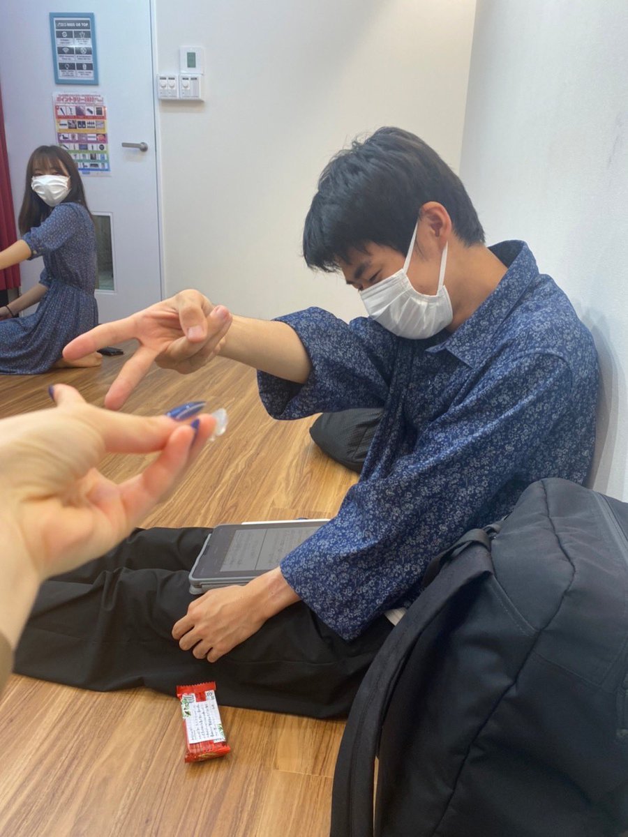 Blue_elfin_'s tweet photo. バンドメンバー紹介5日目🪴

名前⇨ひろたん
パート⇨ベース

幹部も務めるキャパ∞の彼は、ラルブルのパパ👨🏻でありベースのスペシャリスト！！なんと組んでいるバンド数は2桁？！！ひろたん、たにえん、ピロティ…愛の数だけ異名を持つんだとか😌頼れるパパの幼少期は、可愛すぎてキュン死注意です⚠️ https://t.co/nmEQCcq2FW