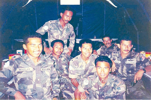 MySamudera's tweet photo. Tragedi Di Sebalik Peristiwa Black Hawk Down 3 Oktober 1993..

"Jangan main-main dengan askar Malaysia. Mereka nampak kecil tetapi di medan perang, mereka takkan berundur" - kata tentera Amerika Syarikat.

Di sebalik filem itu tercatat satu kisah benar yang.. https://t.co/KBR0fjtWkf