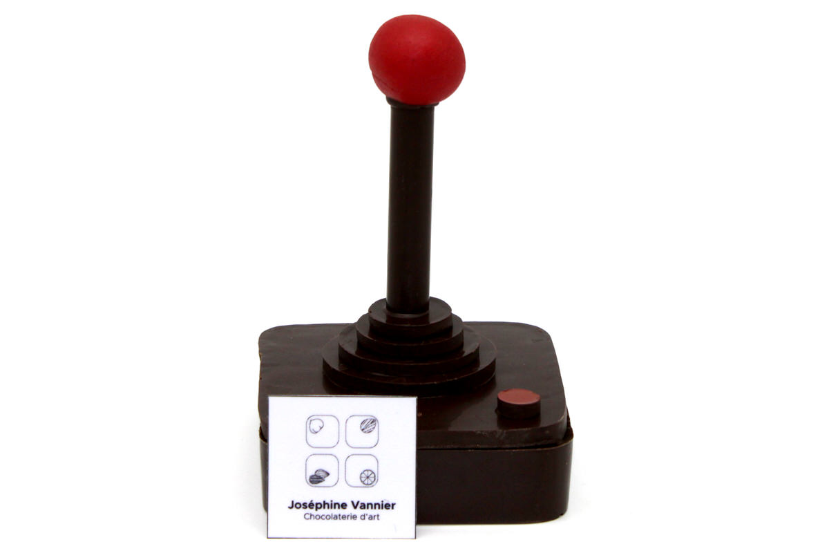Back to the 80's!
Un joystick en chocolat, garni d'un assortiments de chocolats bien sur !
🍫 🍫 😜 🎮🕹️
.
chocolats-vannier.com/produit/boite-…
.
.
#ChocolaterieJosephineVannier #JosephineVannnier #ChocolateLover #Chocolate #Chocolat #ChocolateAddict #paris #art #gourmand #80s #joystick