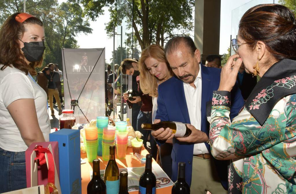 elizcallense's tweet photo. PRESENTA ATZÁN MODA SUSTENTABLE CON FIX FASHION, “DECONSTRUIR RECONSTRUIR”

Atizapán de Zaragoza; Méx.- la exposición Fix Fashion Deconstruir Reconstruir, tuvo la finalidad de concientizar a las personas sobre el uso y desperdicio de las prendas de vestir. https://t.co/11PpGE8nrW