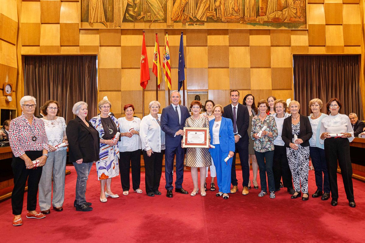 zaragoza_es's tweet photo. Esta mañana, nuestra Casa Consistorial ha acogido el tradicional acto de entrega de las distinciones de Zaragozanos/as ejemplares a 14 vecinos y vecinas que han destacado por su ejemplar comportamiento en diferentes esferas municipales.
Conócelos > https://t.co/LdPAHDK0fo https://t.co/q10CcbR5J3