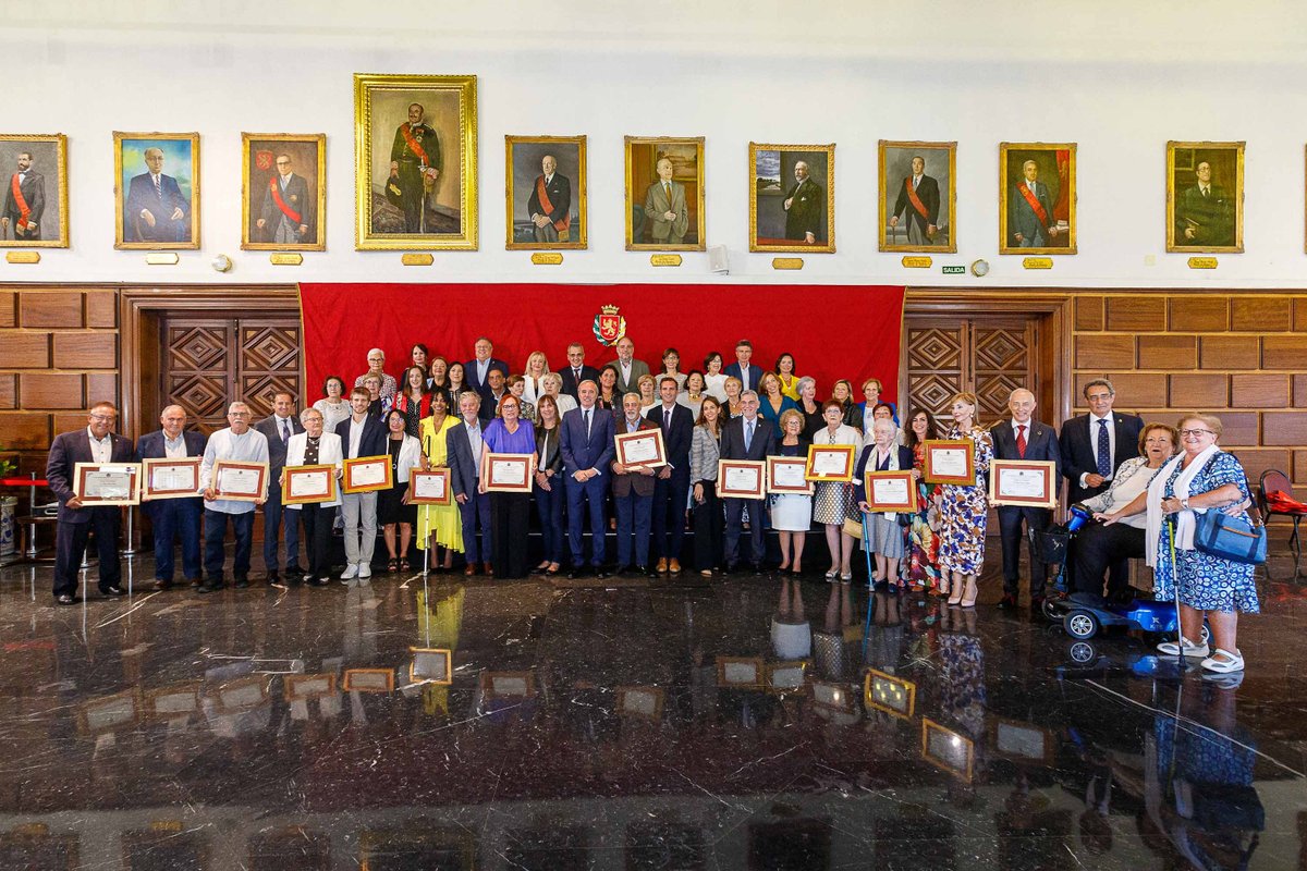 zaragoza_es's tweet photo. Esta mañana, nuestra Casa Consistorial ha acogido el tradicional acto de entrega de las distinciones de Zaragozanos/as ejemplares a 14 vecinos y vecinas que han destacado por su ejemplar comportamiento en diferentes esferas municipales.
Conócelos > https://t.co/LdPAHDK0fo https://t.co/q10CcbR5J3