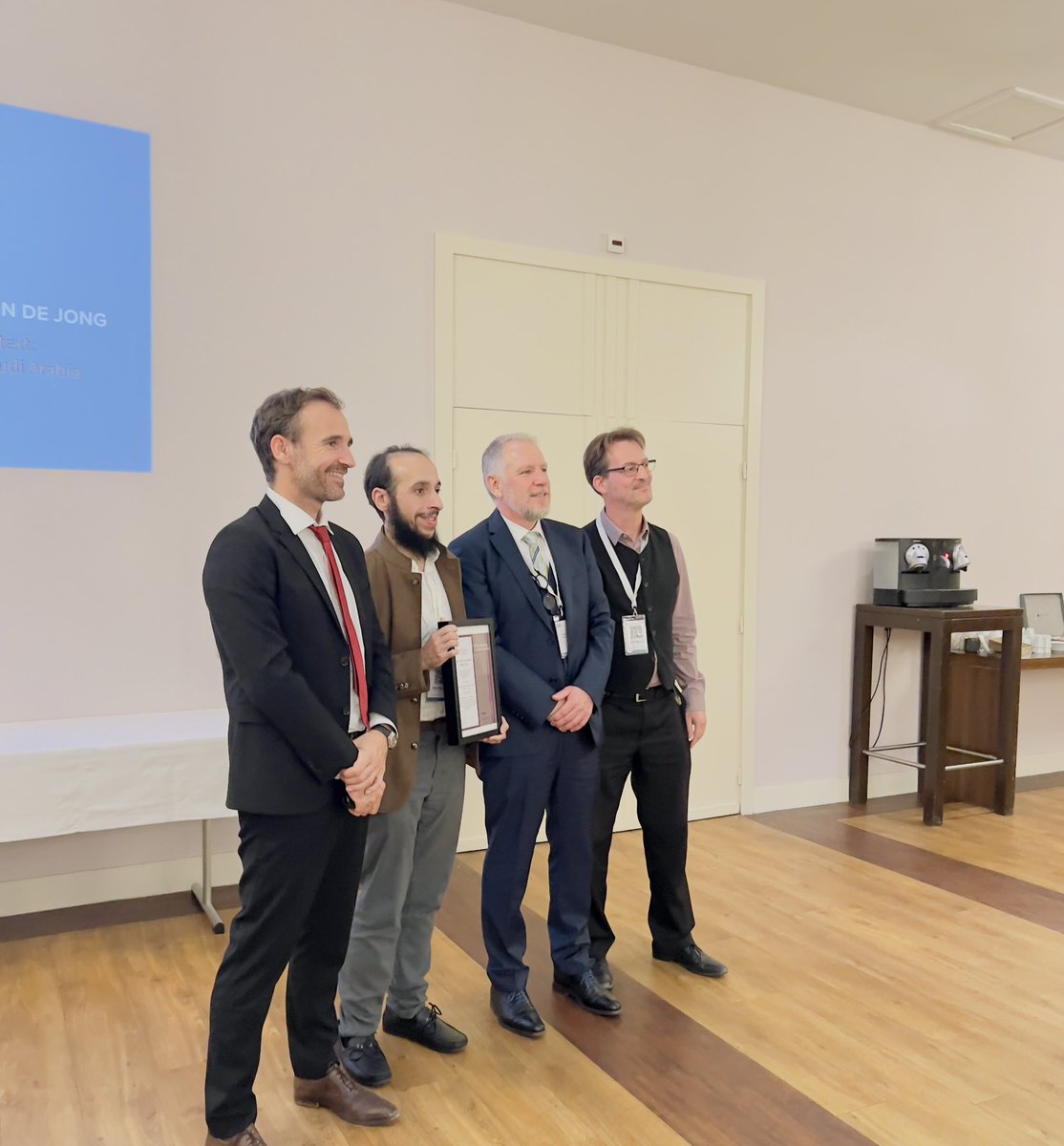 alsayel's tweet image. الحمد لله على فضله، وما توفيقي إلا بالله.
🏅جائزة أفضل ورقة علمية في مؤتمر المنظمة الدولية لتسويق المدن- فرنسا ٢٠٢٢.
فخور ببحثنا الذي يتناول جهود هيئات المملكة في #براند_المدن 🇸🇦
I am truly pleased to receive the best #IPBA2022 @IPBA_Conf paper award.