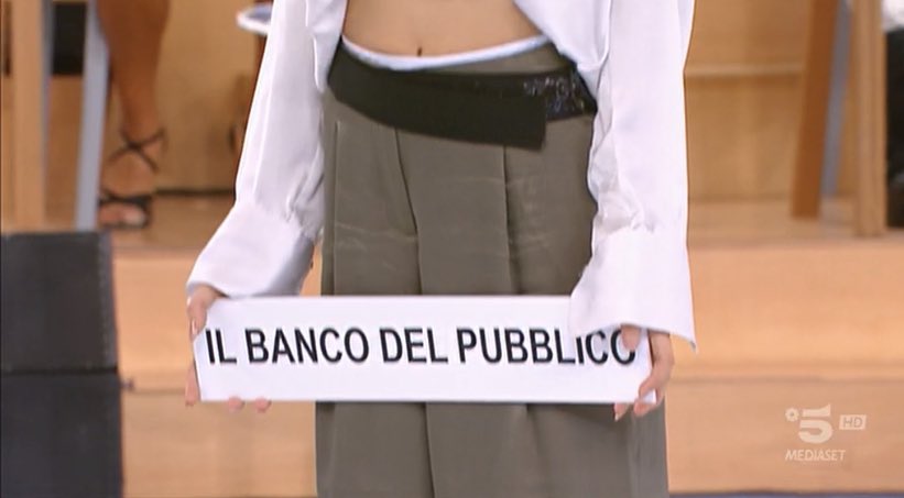 JessDeras02's tweet photo. se posso permettermi questa cosa del “banco del pubblico” mi sembra una gran cavolata. sarebbe meglio darle una borsa di studio e farla studiare come si deve #Amici22 https://t.co/5ePsR29lej