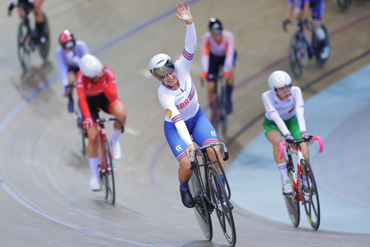 UCI_Track's tweet photo. This feeling @neahevans🌈

Fantastic last sprint to become Women's Points World Champion! 🥇

#SQY2022 https://t.co/utXtw91qIx