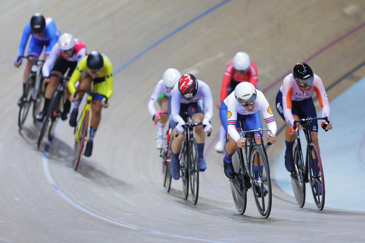 UCI_Track's tweet photo. This feeling @neahevans🌈

Fantastic last sprint to become Women's Points World Champion! 🥇

#SQY2022 https://t.co/utXtw91qIx