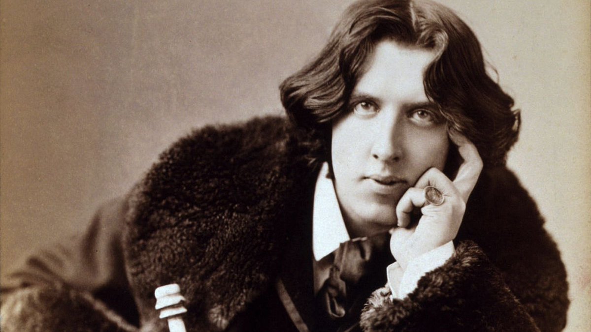 OscarWildeUK's tweet photo. “Those whom the Gods love grow young”
Happy birthday Oscar!! 🥂🥂
 #OscarWilde #quotes #epigrams #birthday https://t.co/1sgce7hGXW