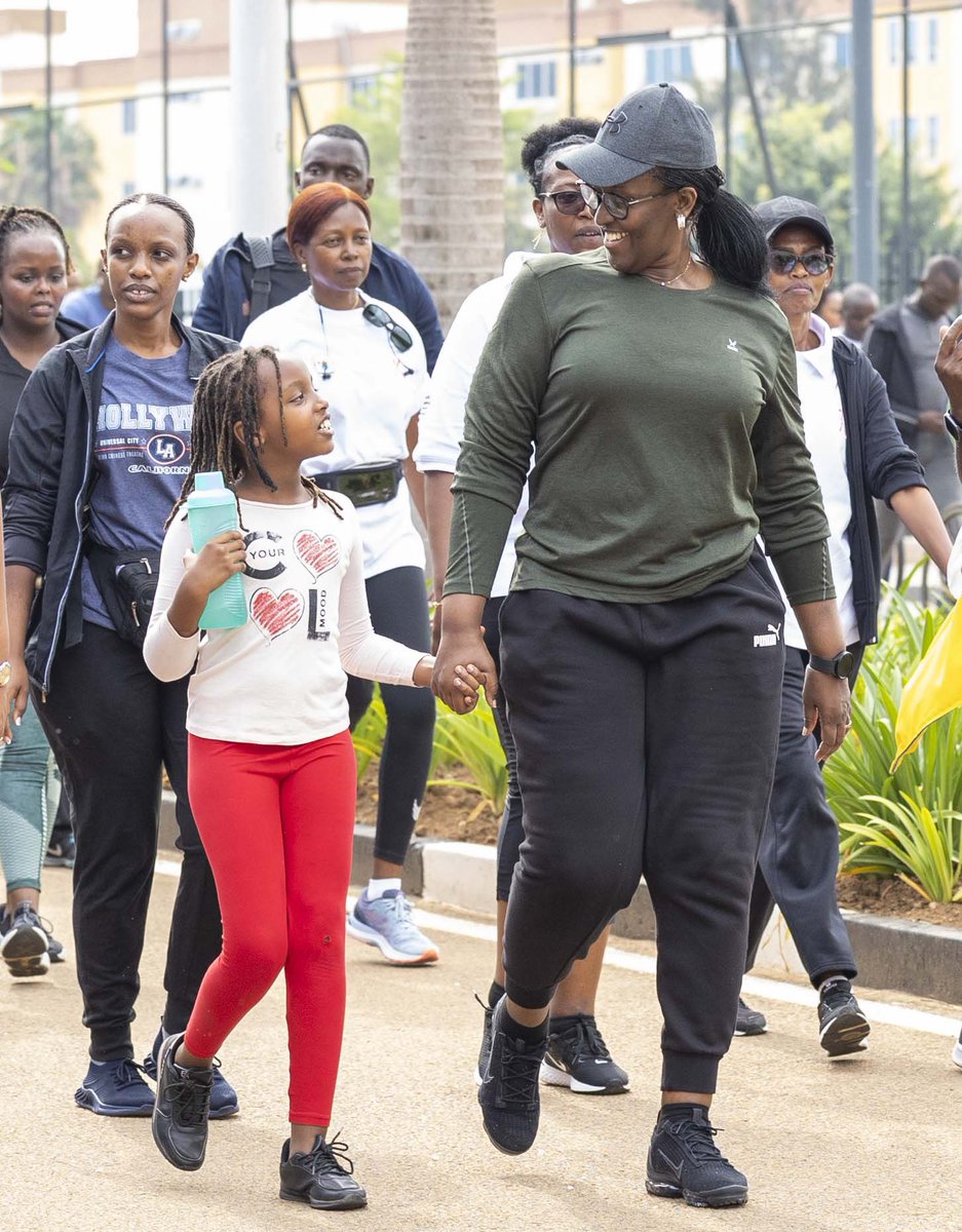 UrugwiroVillage's tweet photo. This morning, President Kagame, First Lady Jeannette Kagame were joined by General Muhoozi Kainerugaba for the bimonthly #CarFreeDay where thousands across the city use the streets of Kigali to exercise while preserving the environment. https://t.co/2gcjwgcWpB