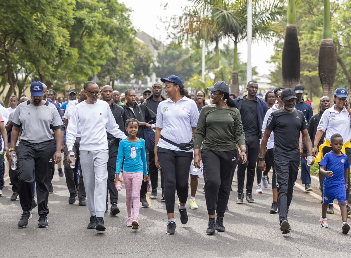 This morning, President Kagame, First Lady Jeannette Kagame were joined by General Muhoozi Kainerugaba for the bimonthly #CarFreeDay where thousands across the city use the streets of Kigali to exercise while preserving the environment.