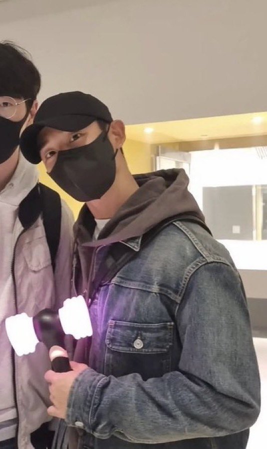 snowdropsource's tweet photo. HAEIN HOLDING A BLACKPINK LIGHTSTICK HE REALLY WENT TO THE CONCERT 😭 https://t.co/rp7rvhDtSw