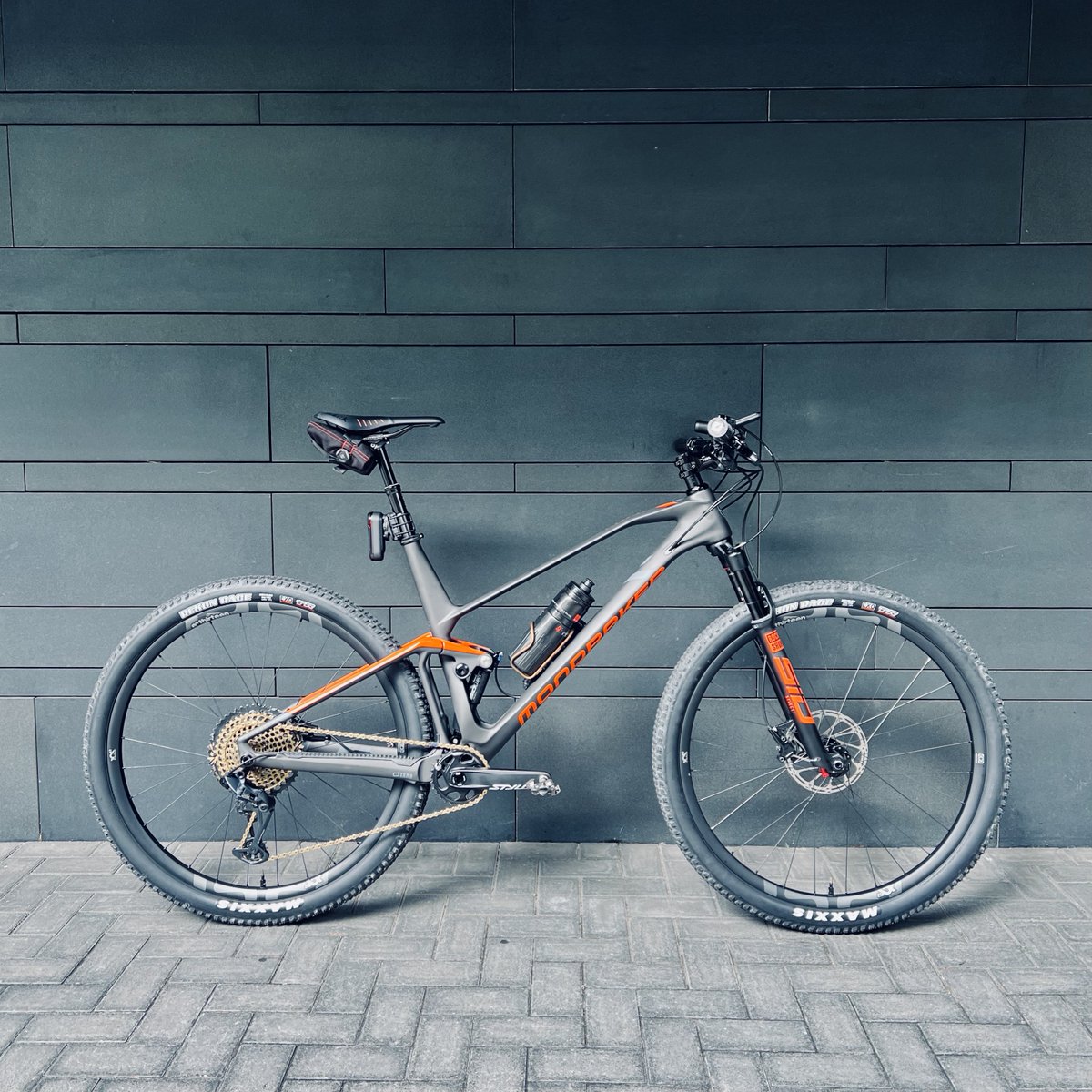 hired_tired's tweet photo. 王滝だけじゃないMTB遊びもしたいと思ってトレイルバイクにしてみたものの、結局バイクパークでもトレイルでも自分の技量程度の遊び方ならXCバイク(ただし最近の)で充分な範囲でしたよと。逆にJeffsyで王滝はツラかったので乗り換えと相成りました。
#mondraker
#fpodium https://t.co/wIKudhgMcH