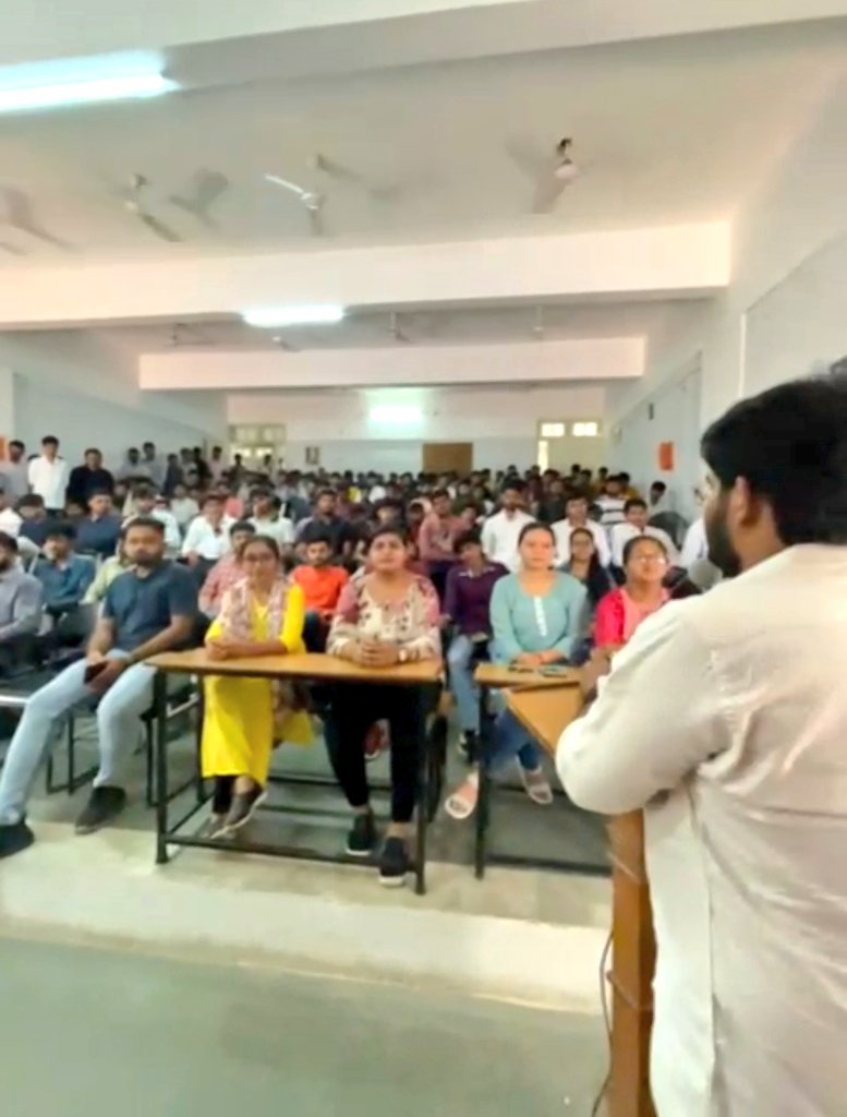 KarnavirGohil's tweet photo. છાત્ર ઉદ્ઘોશ - ABVP ભાવનગર 

આજ ભાવનગર નગર ના કેમ્પસો ની કારોબારી ની ઘોષણા કરવા મા આવી

@ABVPVoice @ABVPGujarat @MkbuAbvp https://t.co/imKZE0EBKv