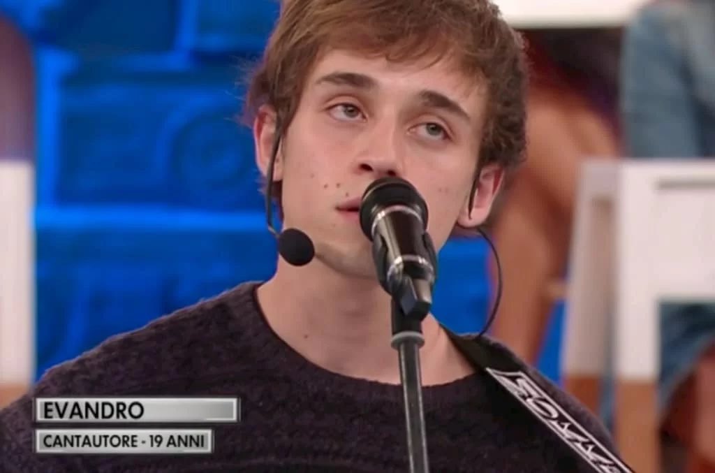 tisanaviola's tweet photo. il banco del pubblico di amici20 #amici22 https://t.co/uT0A6P5fKB