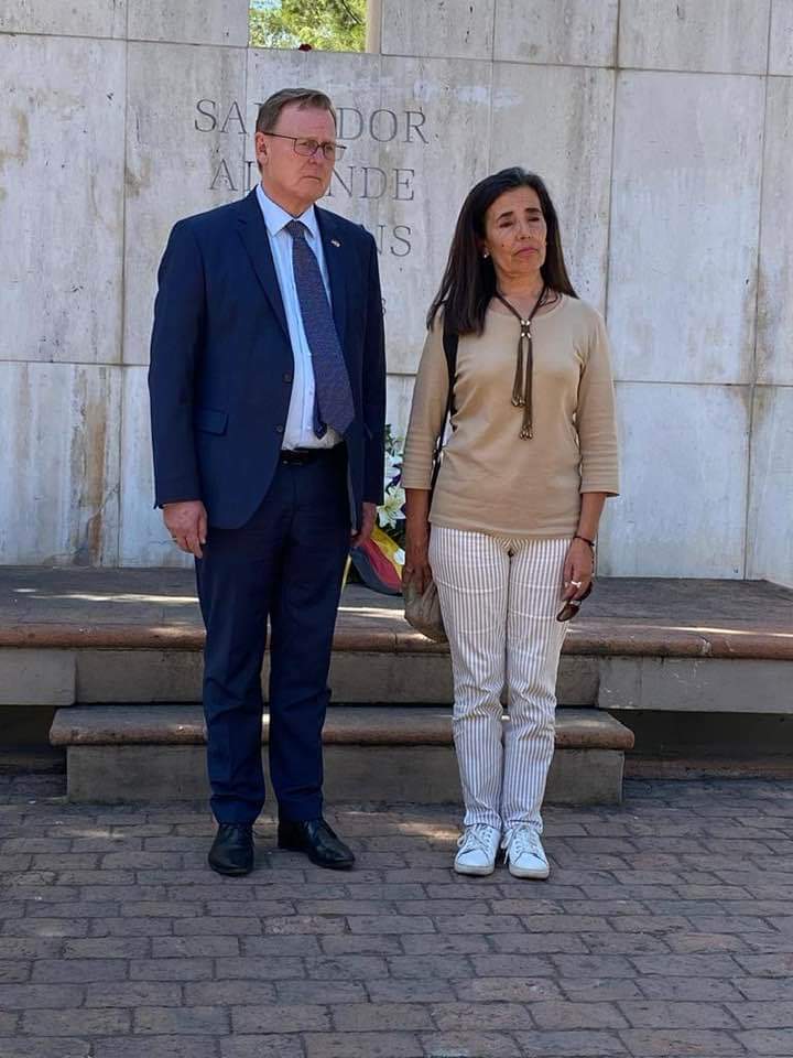 El presidente del Bundesrat alemán Bodo Ramelow de visita en Chile depositando una ofrenda floral a Salvador Allende! Lo mismo hizo en Colonia Dignidad recordando los crímenes perpetrados allí! La prensa chilena callada,acerca de un gesto  significativo para muchos chilenos.