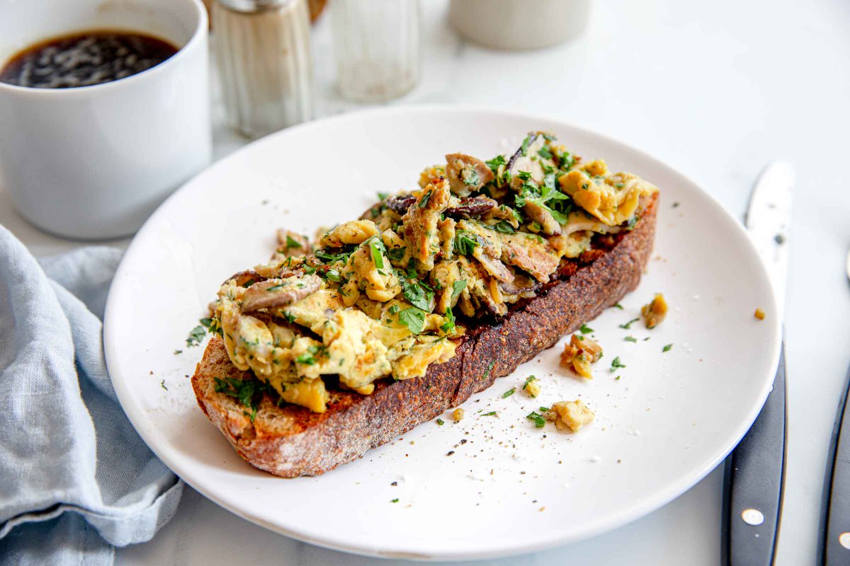 jernejkitchen's tweet photo. New! Scrambled Eggs with Mushrooms is a quick and simple recipe for breakfast, brunch, or lunch. Use your favorite (wild) mushrooms in this recipe.

Recipe: https://t.co/fST7r3qlFy https://t.co/iMPh33zREj