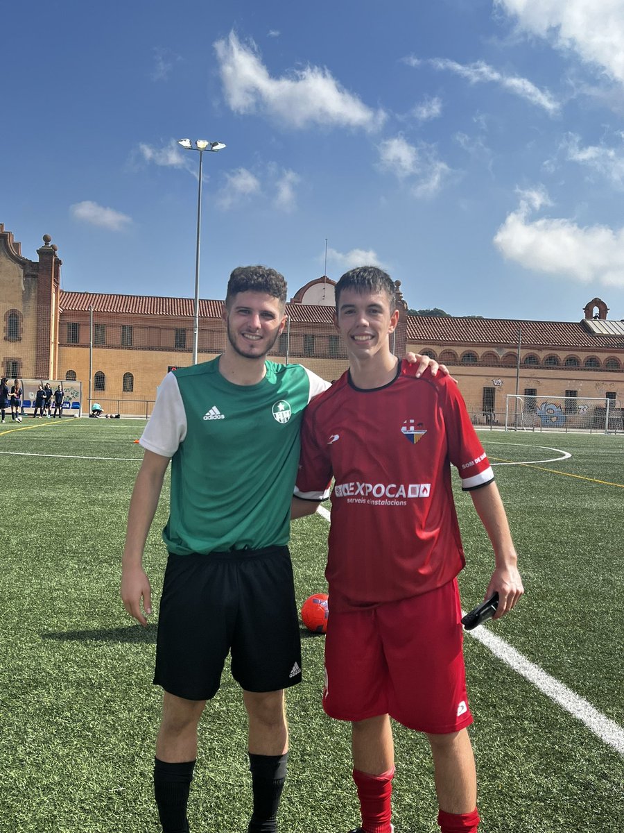 📸 Per a mi,avui la imatge del partit ,sens dubte és aquesta. 
<a href="/Toni2003_/">Toni Chinchilla</a> i <a href="/MarioMCH_19/">Mario Muñoz</a> avui rivals, compartint #sentimentgrisgrana 
Per molts anys més de futbol i amistat. 
#SomJupiter
#ReducteGrisGrana