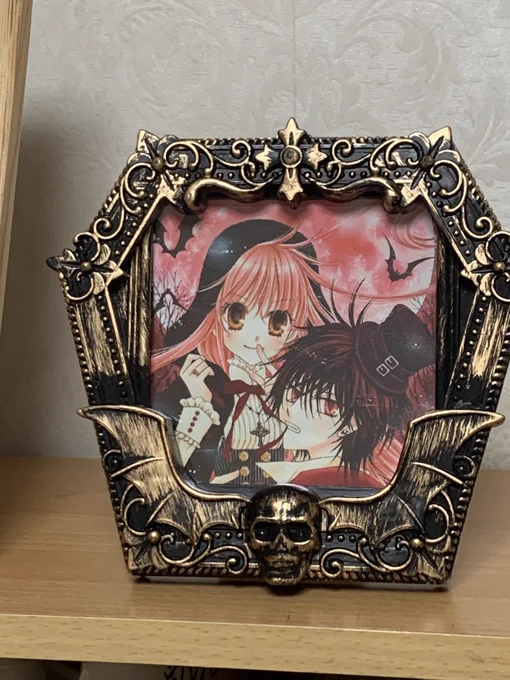 百均でとっても好みなハロウィン額縁みつけたのでREDMOONのイラスト入れてみました。魔女と吸血鬼のお話。「黒猫怪奇クラブ2」に収録されてますハロウィンの季節にぜひ読んでみてください  