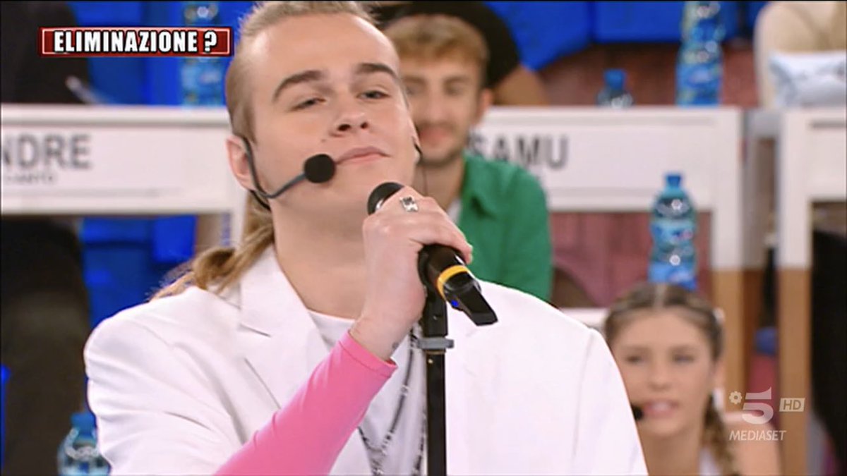 truzzainside's tweet photo. non è un capello ma un crine di cavallo #aaron #Amici22 https://t.co/wvseK1OMwH