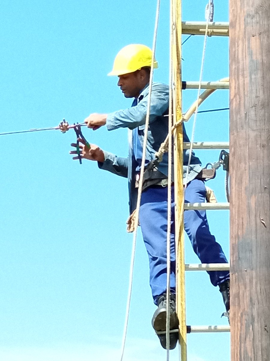 GladysArtemisa's tweet photo. Admirable  labor de los linieros y personal de la UNE,consagrados y unidos en el esfuerzo para seguir avanzando en Bahía Honda en la recuperación.
#Artemisa 
#TodosJuntos 
#PCC https://t.co/QyZGRkzMVB