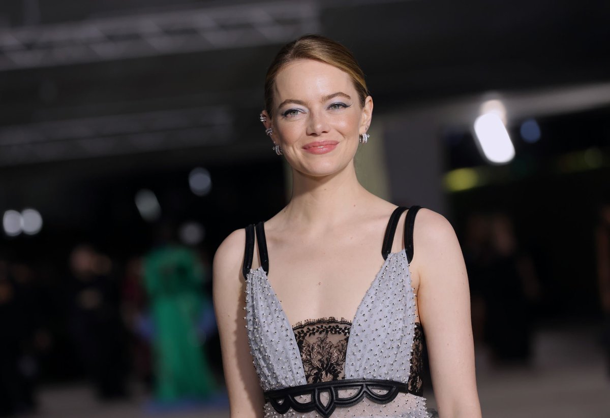 badpostestone's tweet photo. Emma Stone pose on the carpet at the #AcademyMuseumGala last night 🌙 https://t.co/0IRHEXLt1O