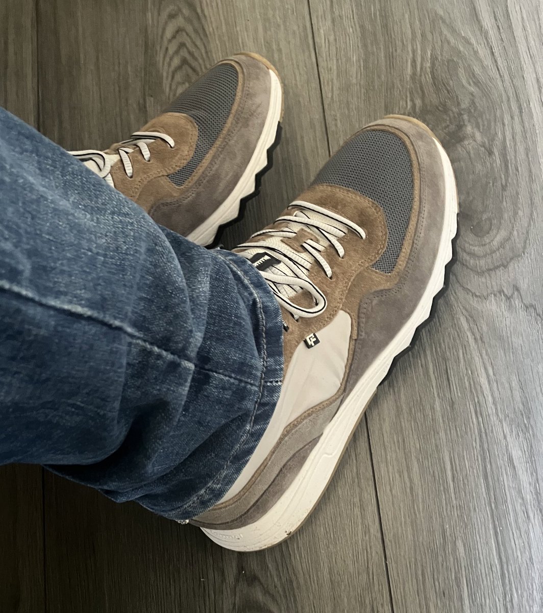 Als het leven je toelacht, heeft dat schijnbaar z'n weerslag op de rest... 
Gisteren nieuwe floris gespot in een outlet hier. 1  maat nog (mijn maat), 50% korting en bij de kassa nog eens 50% eraf. #watngelukhé