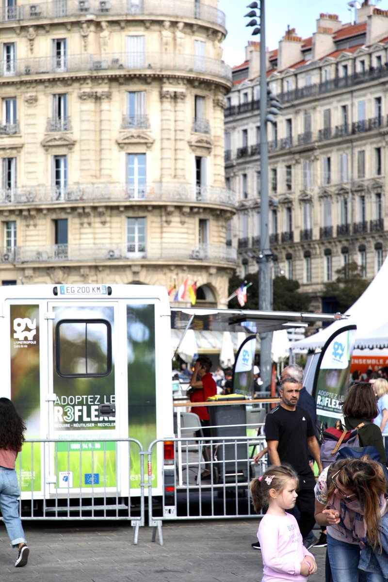 AMPMetropole's tweet photo. ♻️ Un bus d’informations, animé par les éco-ambassadeurs de la Métropole, est également présent à cette occasion, afin de fournir des conseils pratiques et présenter les bons #R3FLEXES à adopter !
#WorldFoodDay #GaspillageAlimentaire https://t.co/OCVhMyp8FQ