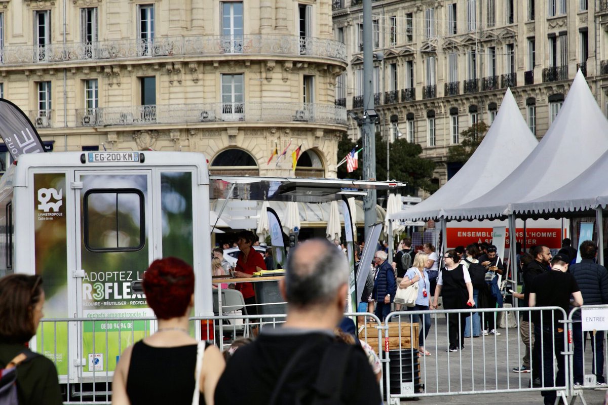 AMPMetropole's tweet photo. ♻️ Un bus d’informations, animé par les éco-ambassadeurs de la Métropole, est également présent à cette occasion, afin de fournir des conseils pratiques et présenter les bons #R3FLEXES à adopter !
#WorldFoodDay #GaspillageAlimentaire https://t.co/OCVhMyp8FQ