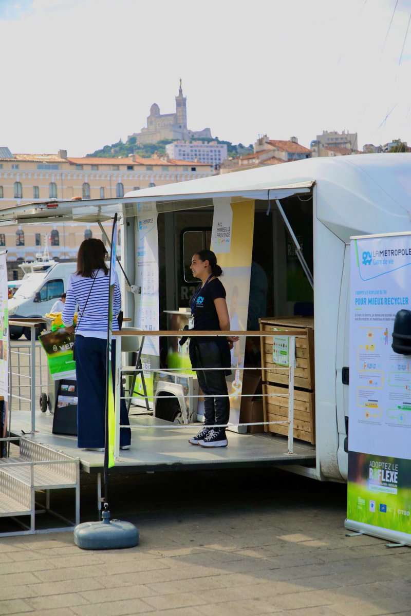 AMPMetropole's tweet photo. ♻️ Un bus d’informations, animé par les éco-ambassadeurs de la Métropole, est également présent à cette occasion, afin de fournir des conseils pratiques et présenter les bons #R3FLEXES à adopter !
#WorldFoodDay #GaspillageAlimentaire https://t.co/OCVhMyp8FQ